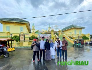 Ziarah Ustadz Abdussomad beserta Istri ke Makam Raja Pulau Penyengat